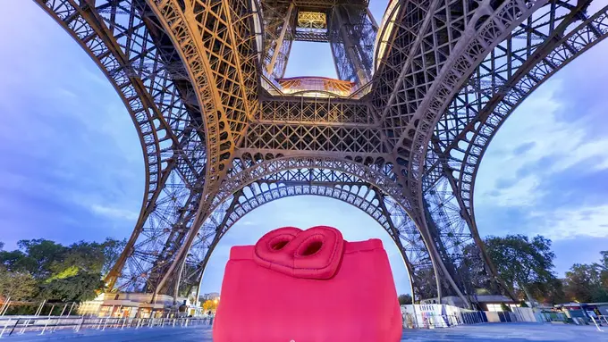 Buttonscarves Pajang Instalasi Tas Raksasa di Menara Eiffel Paris