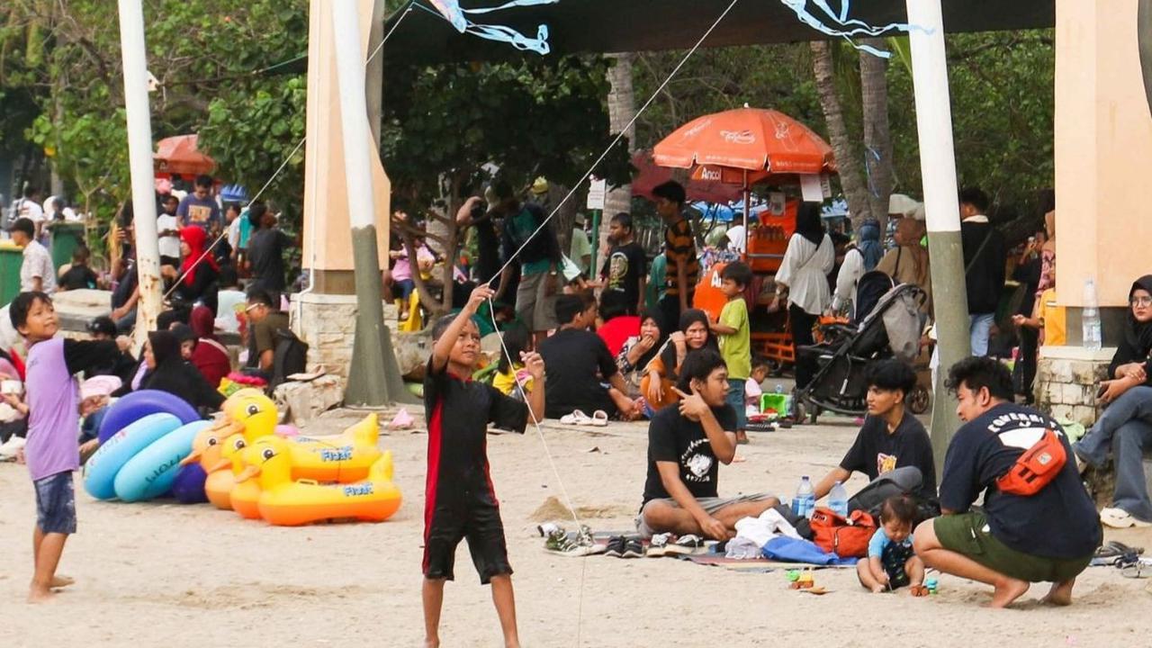 Program ini memungkinkan masyarakat untuk menikmati keindahan Ancol tanpa biaya masuk mulai pukul 17.00 hingga 23.00 WIB, dan akan berlangsung hingga 21 Juni 2024. Foto: Liputan6.com / Herman Zakharia<br>