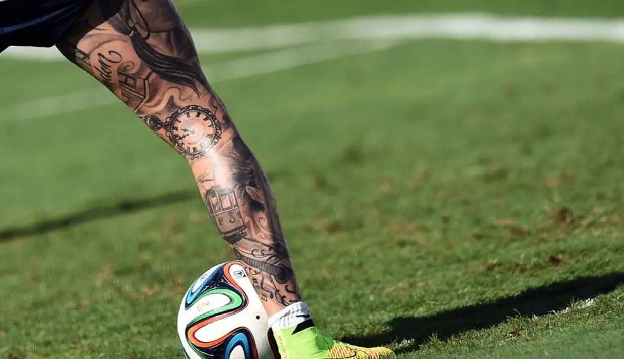 Kaki penuh tato milik Raul Meireles dari Portugal (18/06/2014) (AFP Photo/Jewel Samad)