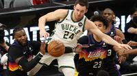 Duel final NBA 2021/2022 Phoenix Suns versus Milwaukee Bucks di Footprint Center, Phoenix, Arizona, Minggu (18/7/2021) pagi WIB. (Ronald Martinez/Getty Images via AFP)