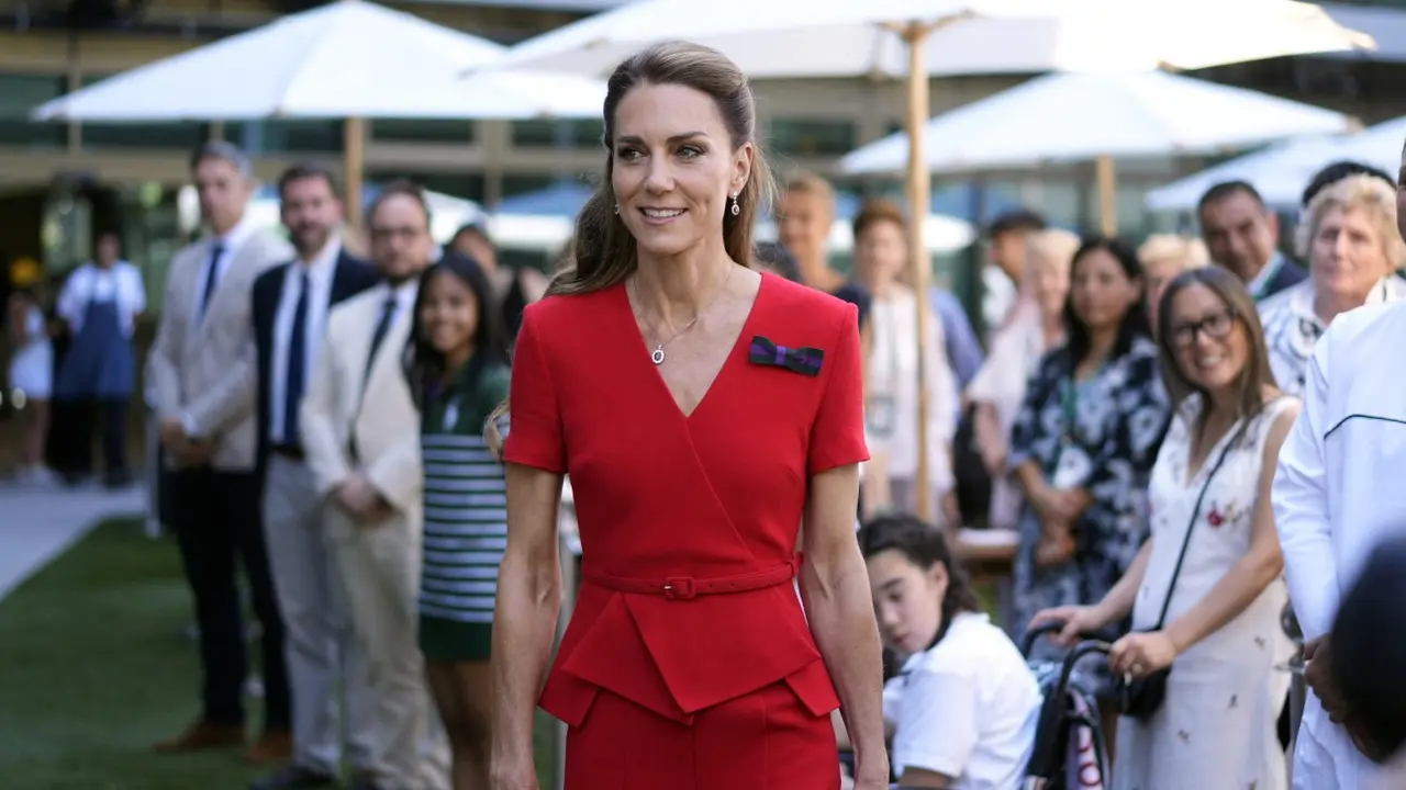 Langkah Elegan Kate Middleton di Wimbledon 2026, Tampil Menyala dengan Gaun Merah dan Ruby