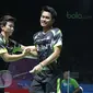 Tontowi Ahmad/Liliyana Natsir merayakan kemenangan atas pasangan Malaysia, Tan Kian/Lai Peng pada babak pertama Indonesia Open 2018 di Istora Senayan, Jakarta, (3/6/2018). Tontowi/Liliyana menang 21-11 21-14.  (Bola.com/Nick Hanoatubun)