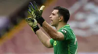 Emiliano Martinez. Kiper asal Argentina berusia 28 tahun yang memperkuat Aston Villa ini sukses membuat 133 saves dalam 36 penampilannya musim ini. Kiper buangan Arsenal ini seakan ingin membuktikan ketangguhannya kepada mantan klubnya yang telah keliru menyia-nyiakannya. (AFP/Tim Keeton/Pool)