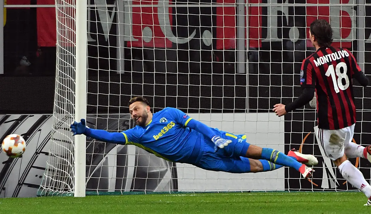 Kiper Ludogorets, Jorge Broun menyelamatkan bola yang ditendang pemain AC Milan pada leg kedua babak 32 besar Liga Europa, di San Siro, Milan, Kamis (22/2). AC Milan menang tipis 1-0 sehingga lolos ke babak 16 besar. (Daniel Dal Zennaro/ANSA via AP)