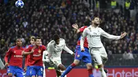 Bek Real Madrid, Nacho Fernandes, duel udara dengan bek CSKA Moskow, Mario Fernandes, pada laga Liga Champions di Stadion Luzhniki, Moskow, Selasa (2/10/2018). CSKA menang 1-0 atas Madrid. (AFP/Alexander Nemenov)