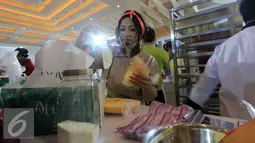 Chef Marinka membuat roti dengan tepung terigu kompas produk Interflour Indonesia di SIAL INTERFOOD 2016, JIEXPO Kemayoran, Jakarta, Sabtu (10/11). (Liputan6.com/Istimewa)