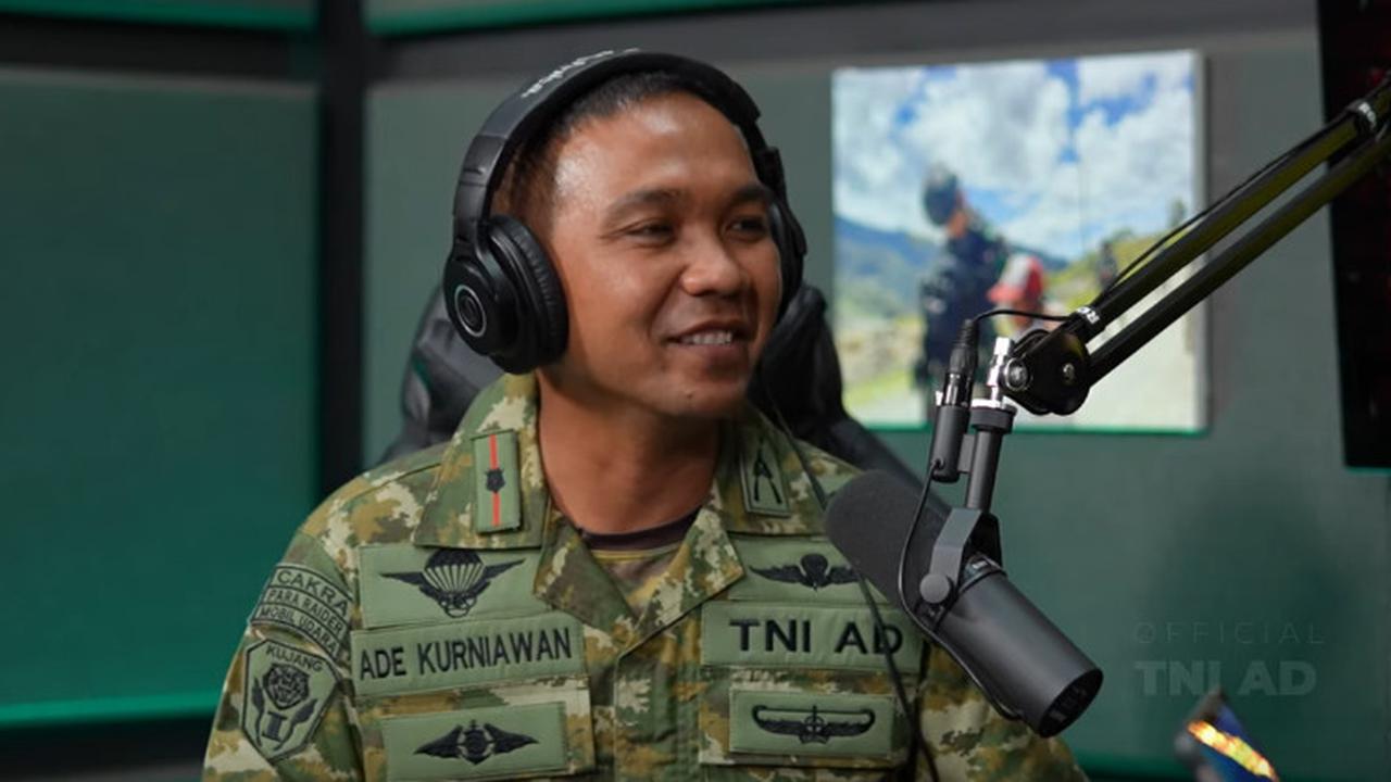 Mayor Inf Ade Kurniawan Penerjun Bawa Bendera TNI AD