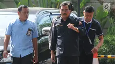 Gubernur Kepulauan Riau (Kepri) Nurdin Basirun (kanan) dengan kawalan petugas tiba di Gedung KPK, Jakarta, Kamis (11/7/2019). Nurdin terjaring operasi tangkap tangan (OTT) KPK pada Rabu (10/7) dengan barang bukti uang SGD 6 ribu yang diduga suap izin rencana reklamasi. (merdeka.com/Dwi Narwoko)