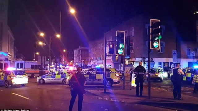 Lokasi van menabrak kerumunan pejalan kaki di dekat Masjid Finsbury Park, London Utara, Inggris. (Twitter/@Shulem Stern)