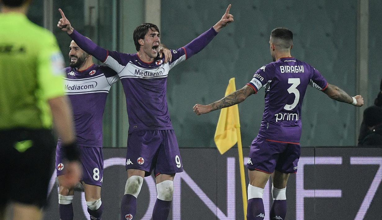 Dusan Vlahovic. Striker Fiorentina asal Serbia berusia 21 tahun yang kini memasuki musim keempatnya bersama La Viola menjadi pencetak gol terbanyak dengan 16 gol hingga akhir tahun di Liga Italia. Ketajamannya menempatkan Fiorentina di posisi ke-7 klasemen sementara. (AFP/Filippo Monteforte)
