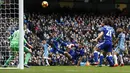 Pemain Chelsea, Gary Cahill, mencetak gol bunuh diri ke gawangnya sendiri saat melawan Manchester City dalam laga Premier League di Stadion Etihad, Sabtu (3/12/2016). (Action Images via Reuters/Jason Cairnduff)