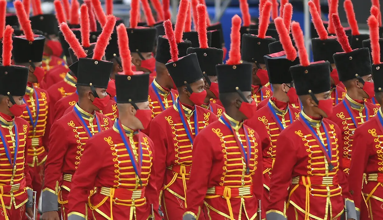Hussars of the Presidential Honor Guard berbaris selama parade militer menandai Hari Kemerdekaan di Caracas, Venezuela, Senin (5/7/2021). Venezuela menandai 210 tahun deklarasi kemerdekaan mereka dari Spanyol. (AP Photo/Matias Delacroix)