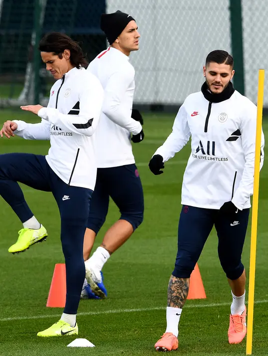 Pemain Paris Saint-Germain Edinson Cavani (kiri) dan Mauro Icardi (kanan) mengikuti sesi latihan jelang menghadapi Club Brugge pada laga Grup A Liga Champions di Saint-Germain-en-Laye, Paris, Prancis, Selasa (5/11/2019). (FRANCK FIFE/AFP)