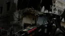 Terlihat sisa bangunan yang hancur tertimpa pesawat hercules C-130 yang jatuh di Medan, Kamis (2/7/2015). Pencarian lanjutan ini untuk melengkapi temuan yang sudah di evakuasi kemarin. (Liputan6.com/Johan Tallo)