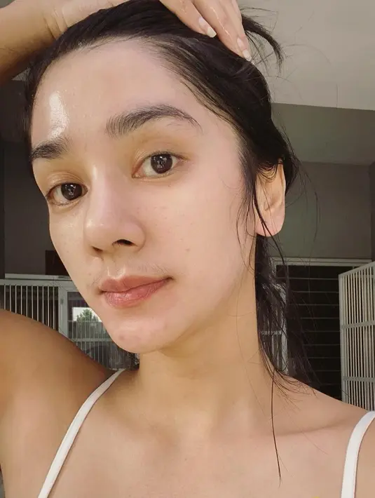 Foto saat Fanny sedang berjemur ini sempat mencuri perhatian publik, pasalnya ia tetap terlihat cantik. (Foto: instagram.com/fannyghassani)