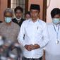 Presiden Joko Widodo atau Jokowi (tengah) menyampaikan keterangan atas meninggalnya sang ibunda Sujiatmi Notomiharjo di kediamannya di Solo, Jawa Tengah, Rabu (25/3/2020). (Foto: Biro Pers Setpres)