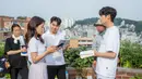 Di sisi lain, suasana berubah menjadi serius saat para aktor berlatih di luar kamera. Sebelum syuting, Park Shin Hye dan Park Hyung Sik berdiskusi dengan Sutradara Oh Hyun Jong, menyalurkan semangat untuk membuat proyek ini lebih sempurna. (Foto: JTBC)