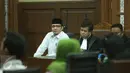 Sandy Tumiwa melihat keterangan saksi saat sidang di Pengadilan Jakarta Pusat, Selasa (1/3/2016). Sandy diduga melakukan penipuan dengan kedok investasi. (Liputan6.com/Herman Zakharia)