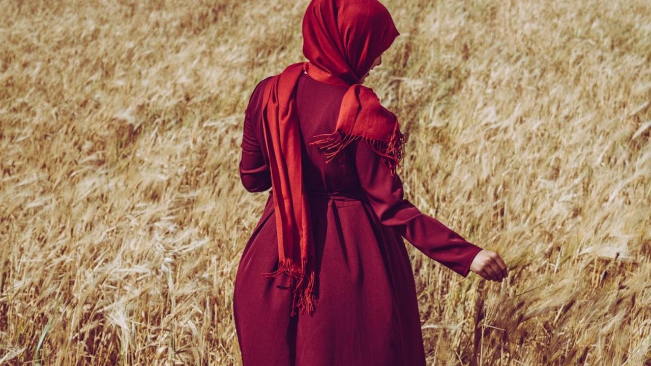 7 Model Gamis Katun Terbaru 2025, Desain Simpel Tapi Cantik dan Elegan