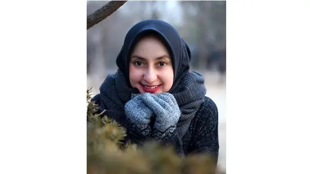 Avi dikenal kerap tampil natural tanpa makeup, kali ini ia berdandan cantik dengan lipstik yang tebal.