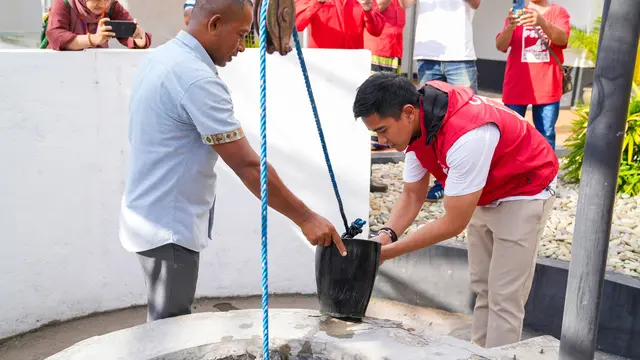 Ketua Umum (Ketum) Partai Solidaritas Indonesia (PSI) Kaesang Pangarep saat berkunjung ke situs sejarah Kabupaten Ende, Nusa Tenggara Timur (NTT).