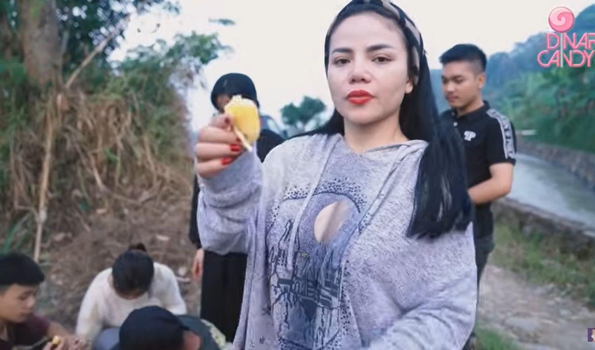 Tak cuma buah kelapa, kerabat Dinar Candy juga kembali memanjat pohon. Kali ini dia mengambil buah Nangka. Tampak ada beberapa buah Nangka sudah sudah matang.<br>