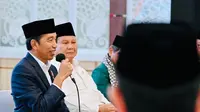 Menhan Prabowo Subianto mendampingi Presiden Joko Widodo atau Jokowi saat berdialog dengan sejumlah tokoh agama dan tokoh adat Kalimantan Selatan di Kabupaten Tabalong, Jumat (17/3/2023). (Laily Rachev - Biro Pers Sekretariat Presiden)