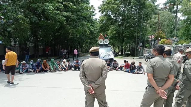 Seorang jurnalis di Kendari mengalami penganiayaan saat aksi demonstrasi di depan rujab gubernur sulawesi tenggara.(Liputan6.com/Ahmad Akbar Fua)