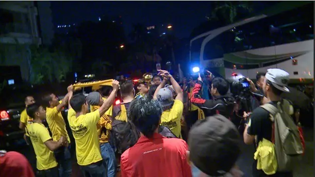 Usai merengkuh gelar juara Piala Jenderal Sudirman, Mitra Kukar disambut oleh fans ditempat tim Naga Mekes menginap.