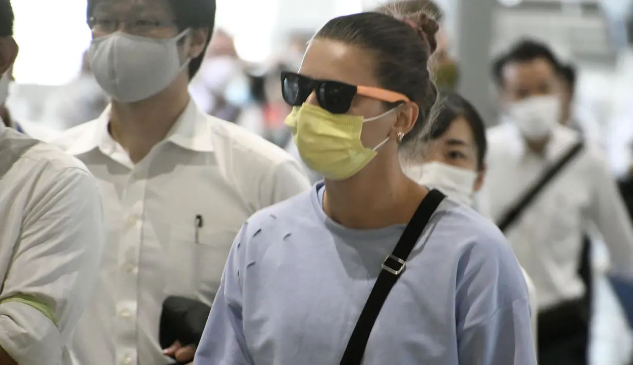Pelari cepat Olimpiade Belarusia, Krystsina Tsimanouskaya (tengah) tiba di Bandara Narita di Narita, timur Tokyo, Rabu (4/8/2021). Dia mencari perlindungan kepada polisi Jepang di Bandara Haneda Tokyo dan mengatakan dia dipaksa kembali ke Belarus karena mengkritik pelatihnya. (Kyodo News via AP)