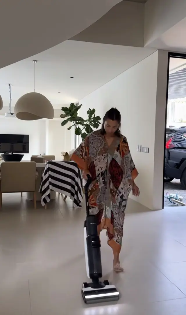 7 Pesona Jennifer Bachdim saat pakai daster, bukti ibu rumah tangga tetap tampil menawan dasteran