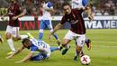 Gelandang AC Milan, Giacomo Bonaventura, berusaha melewati pemain CSU Craiova, Radoslav Dimitrov, pada laga kualifikasi Liga Europa di Stadion San Siro, Milan, Jumat (4/8/2017). AC Milan menang 2-0 atas CSU Craiova. (AP/Antonio Calanni)