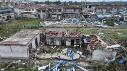 Tornado berlangsung singkat namun cukup dahsyat. (AFP/China OUT)