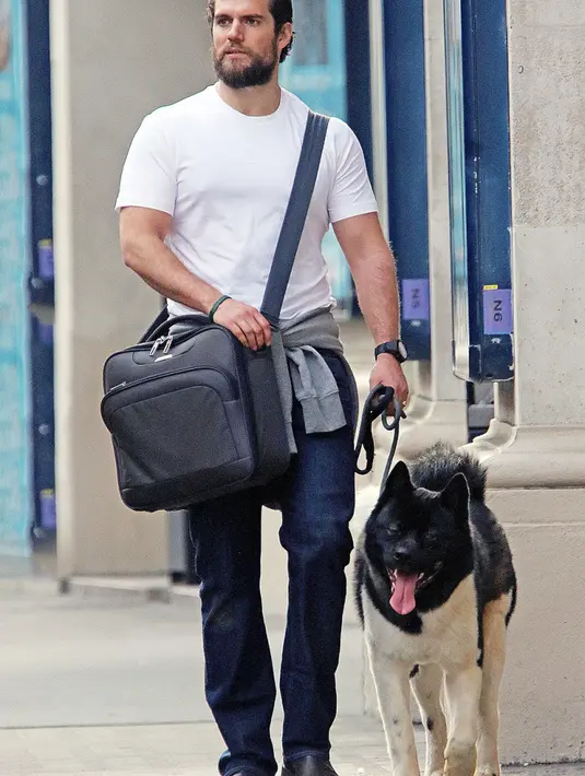 Bahkan sang Superman pun terlihat mengajak jalan-jalan anjingnya sendiri, Kal-El. (Xposure/AKM-GSI/USMagazine)