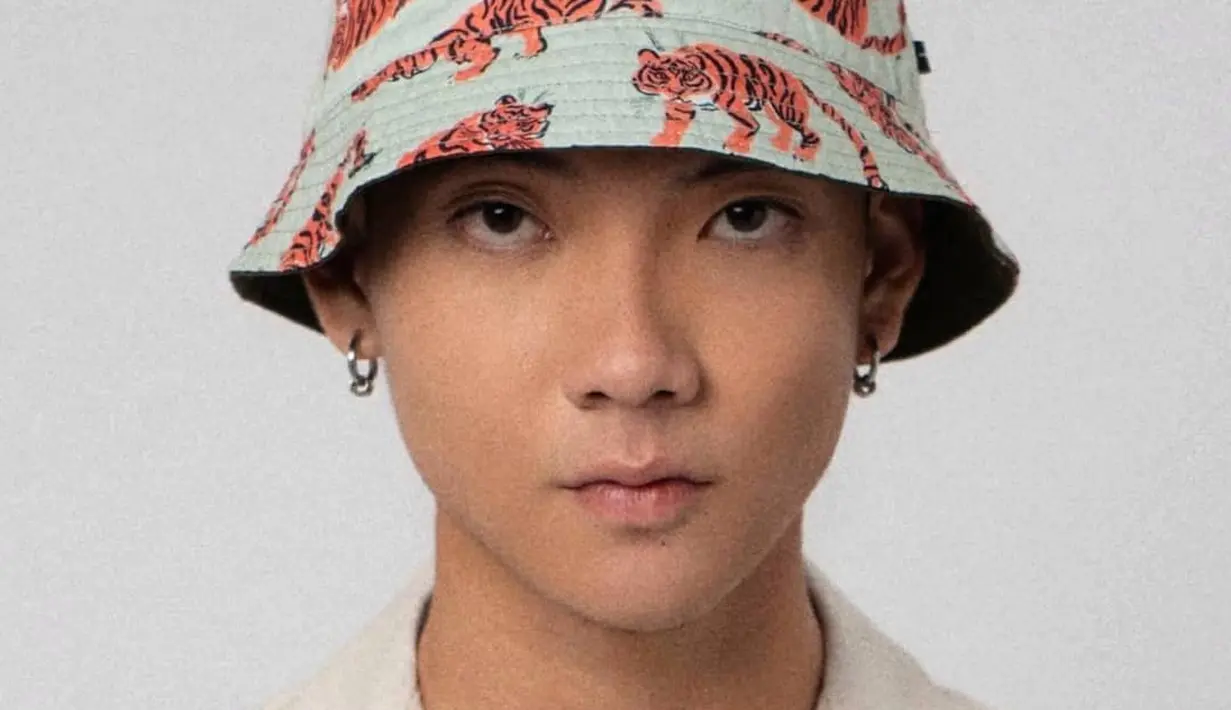 Bisa tampil satu frekuensi dengan pasangan jadi hal yang menyenangkan. Agnez Mo dan Adam Rosyadi sama-sama menyukai pakai aksesori topi, mulai dari bucket sampai beanie (Instagram @adamrxsydi)