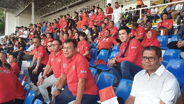 Suporter mendukung perjuangan timnas Indonesia U-22 saat bertemu Thailand di Stadion Rizal Memorial, Mania, Selasa (26/11/2019)