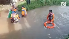 Seorang bocah kelas 3 SMP, hanyut terbawa arus sungai yang meluap di Padang, Sumatera Barat.