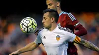 Striker Valencia, Paco Alcacer (depan) berebut bola dengan pemain Real Sociedad, Diego Antonio Reyes, pada partai La Liga musim lalu di Stadion Mestalla (13/5/2016). Barcelona mengincar Alcacer.  (EPA/Juan Carlos Cardenas)