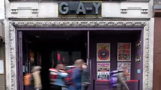Pejalan kaki melintas di depan bar 'GAY', Soho, London, Senin (27/2). Soho merupakan kawasan yang terkenal sebagai distrik hiburan dan surga bagi para homoseksual setelah dilegalkan sejak 50 tahun lalu. (AFP Photo/ JUSTIN TALLIS)