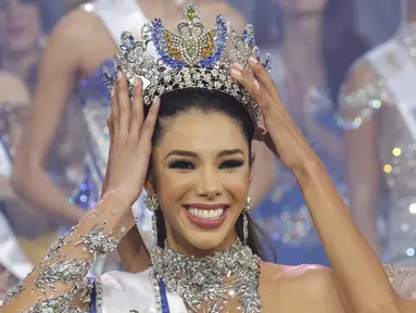 Thalia Olvino dari Delta Amacuro tersenyum saat menerima mahkota Miss Venezuela 2019 di Caracas, Venezuela (1/8/2019). Wanita 19 tahunu akan mewakili Venezuela  untuk Miss Universe tahun ini. (AP Photo/Ariana Cubillos)