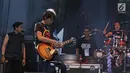 Aksi panggung Eross 'Sheila On 7' saat tampil menghibur penonton di JogjaRockarta International Music Festival 2017 di Stadion Kridosono, Jogjakarta, Jumat (29/9). (Liputan6.com/Herman Zakharia)