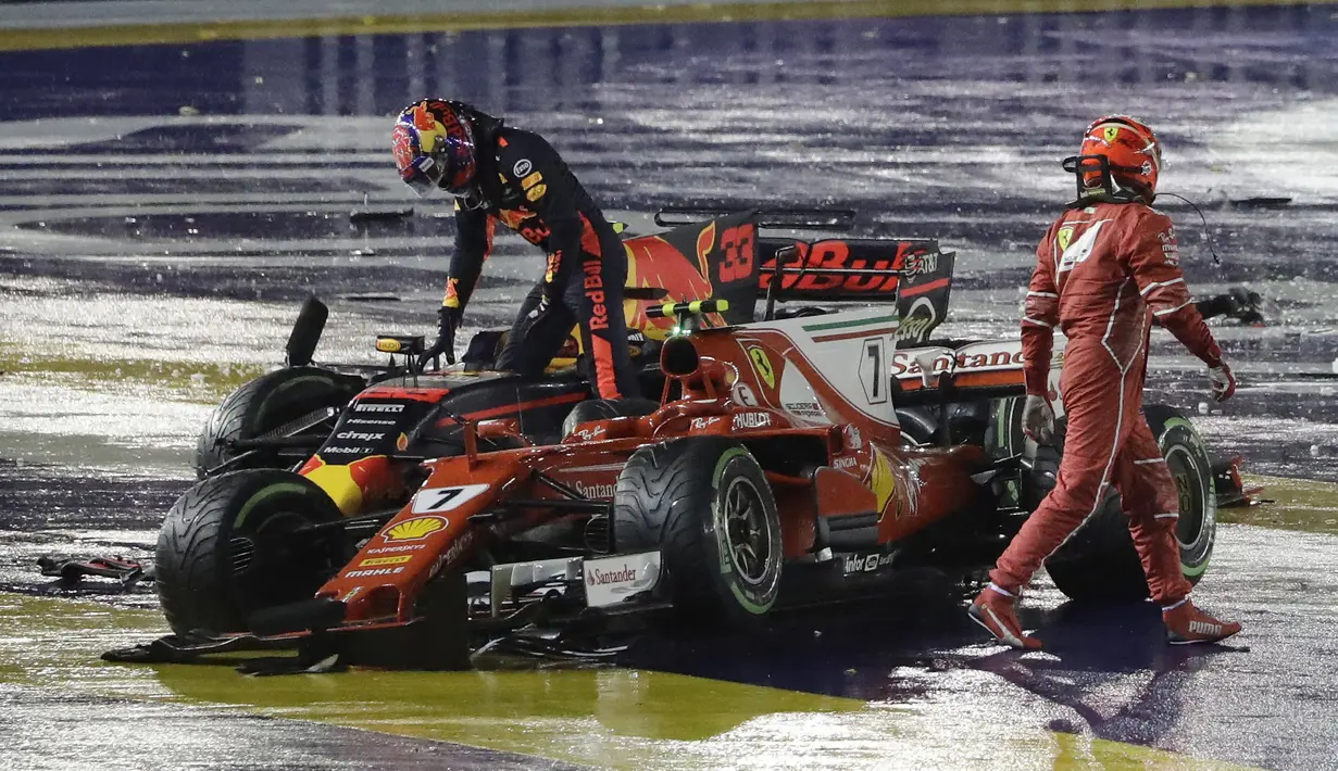 Kimi Raikkonen (kanan) meninggalkan mobilnya usai kecelakaan dengan pebalap Red Bull, Max Verstappen pada balapan F1 GP Singapura di Marina Bay City Circuit (17/9/2017). Kimi gagal melanjutkan balapan.  (AP/Wong Maye-E)