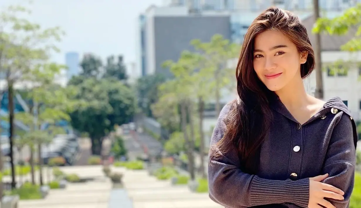 Di waktu luang, pemain sinetron Dunia Terbalik ini menyempatkan waktu untuk berlibur. Menikmati suasana perkotaan di siang hari, penampilan Felicya Angelista tampak lebih santai. Ia terlihat sylish dengan sweater panjang.(Liputan6.com/IG/@felicyangelista_)