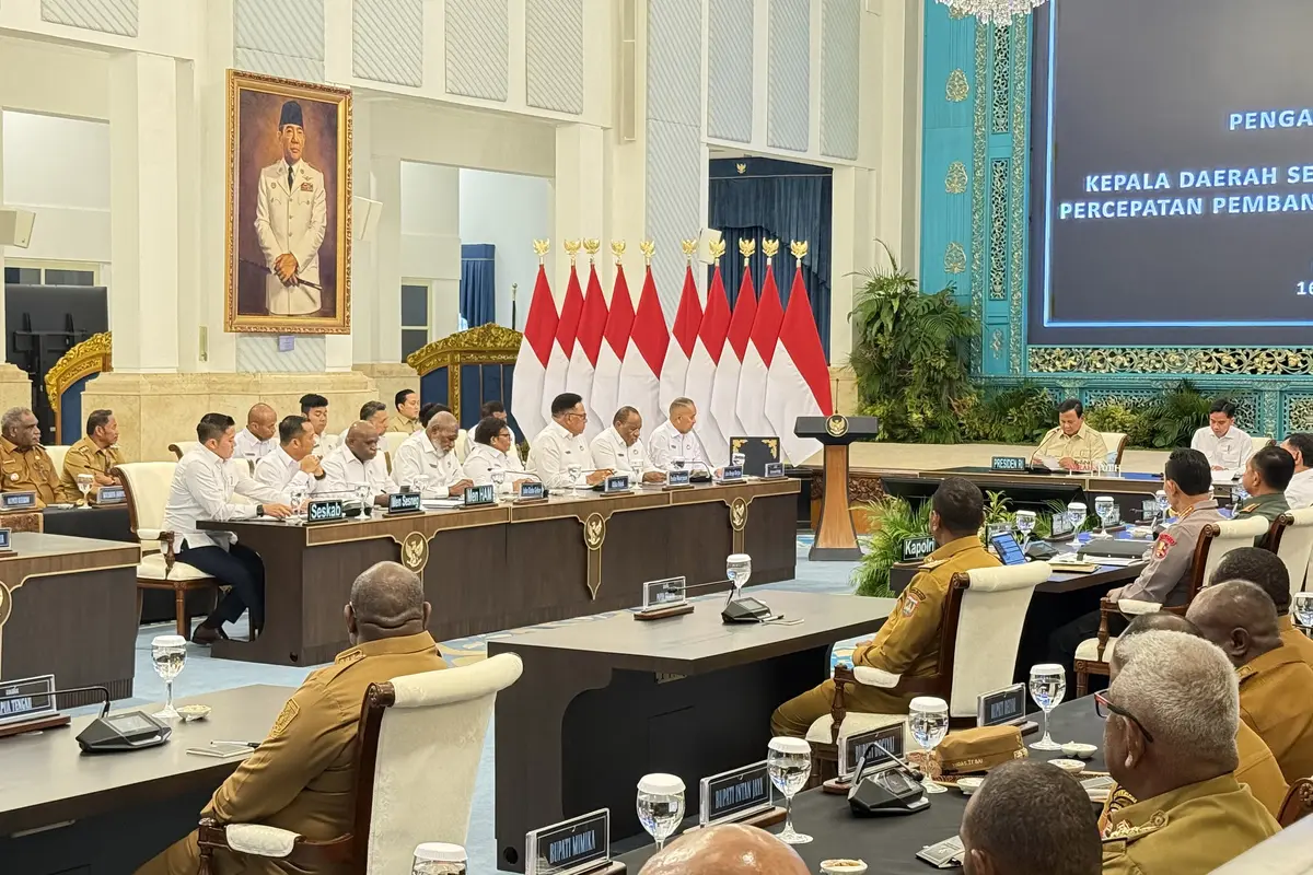 Presiden Prabowo Subianto saat memberikan pengarahan kepada kepala daerah se-Papua di Istana Negara Jakarta, Selasa (16/12/2025).