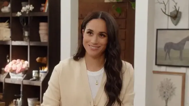 Meghan Markle Diduga Kirim Pesan Tersembunyi untuk Kerajaan Inggris Lewat Gaya Busana Barunya