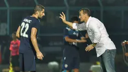 Pelatih Arema Cronus, Milomir Seslija (kanan), memberikan instruksi kepada Srdan Lopicic dalam semifinal Torabika Bhayangkara Cup 2016 di Stadion Kanjuruhan, Kabupaten Malang, Kamis (31/3/2016). (Bola.com/Iwan Setiawan)