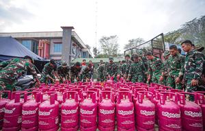 Pertamina Patra Niaga menyalurkan total 983 tabung LPG untuk memenuhi kebutuhan operasional dapur umum dan posko pengungsian di Provinsi Sumatera Barat, Sumatera Utara, dan Aceh. (Dok. Pertamina Patra Niaga)