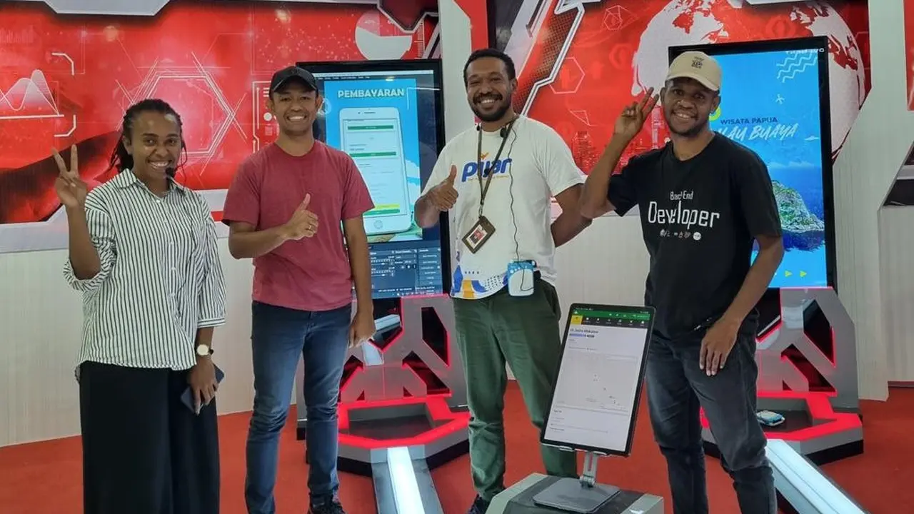 Anak muda Papua yang tergabung dalam Papua Youth Creative Hub (PYCH) binaan BIN mengembangkan gadget sendiri dengan nama brand TOP.ID. (Istimewa)