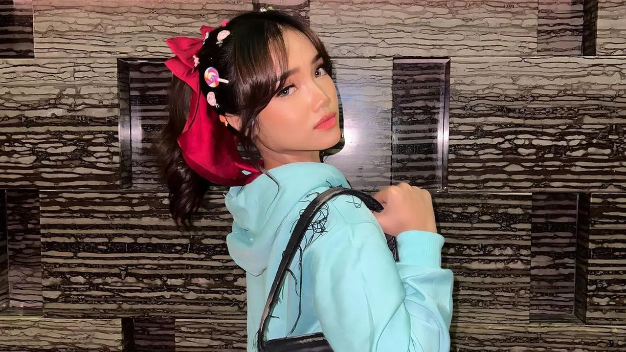 8 Adu Gaya Seleb Cosplay Karakter Fiksi di Pesta Ultah Azizah Salsha, Rebecca Klopper-Fuji