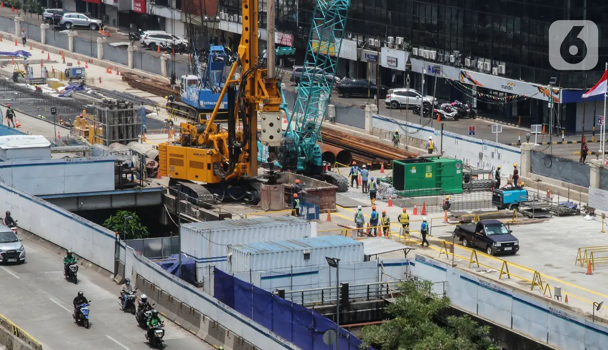 Aktivitas pekerja menyelesaikan pembangunan jalur Moda Raya Terpadu (MRT) Fase 2 di Jalan Gajah Mada, Jakarta, Jumat (20/9/2024). (Liputan6.com/Angga Yuniar)